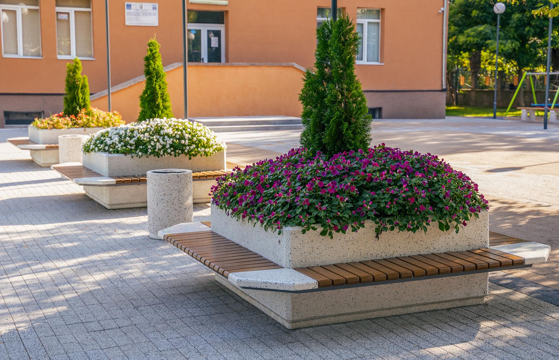 Betónová lavička s kvetináčom typ 05