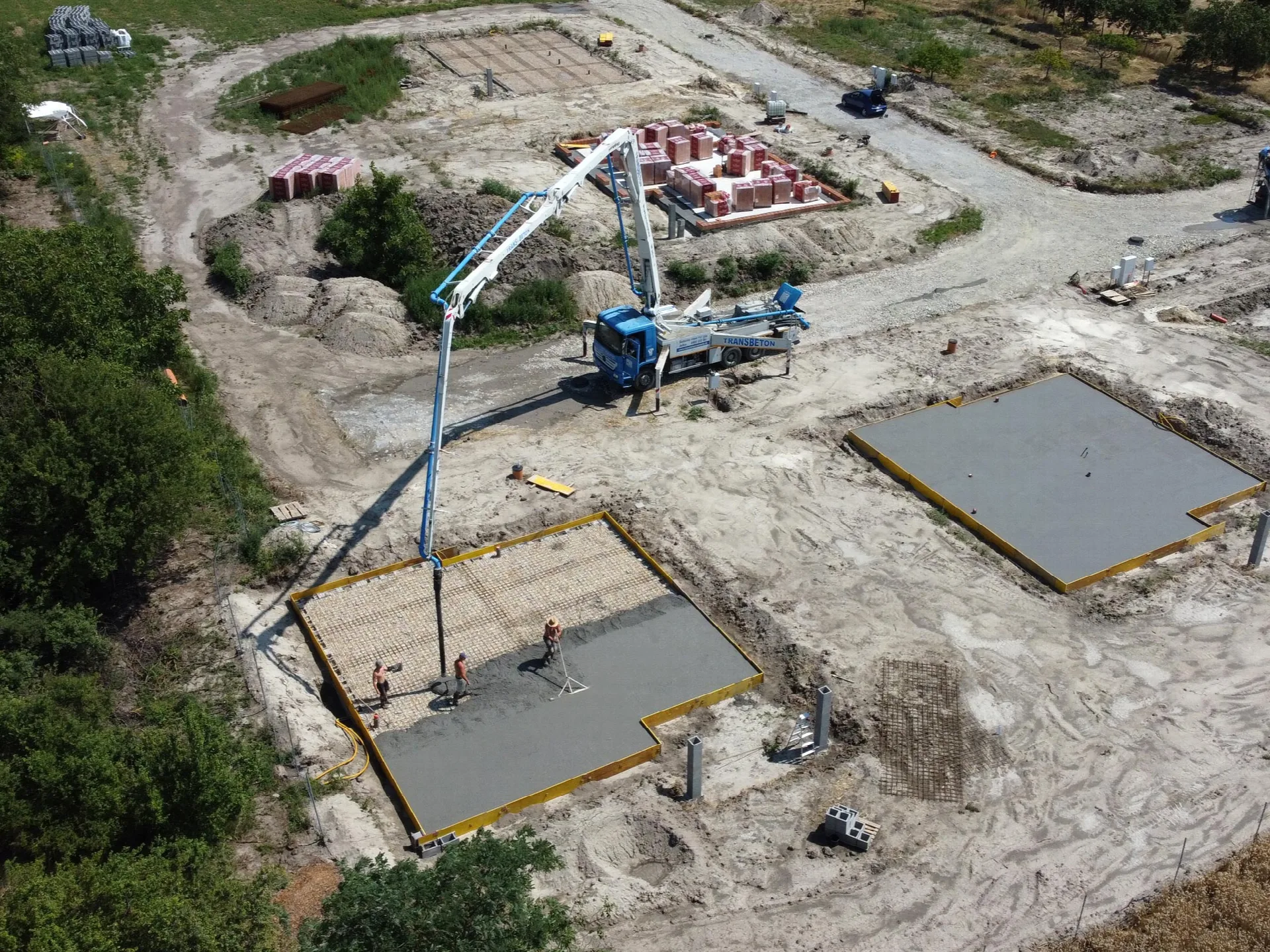 Ovocná alej – betonáž základových dosiek