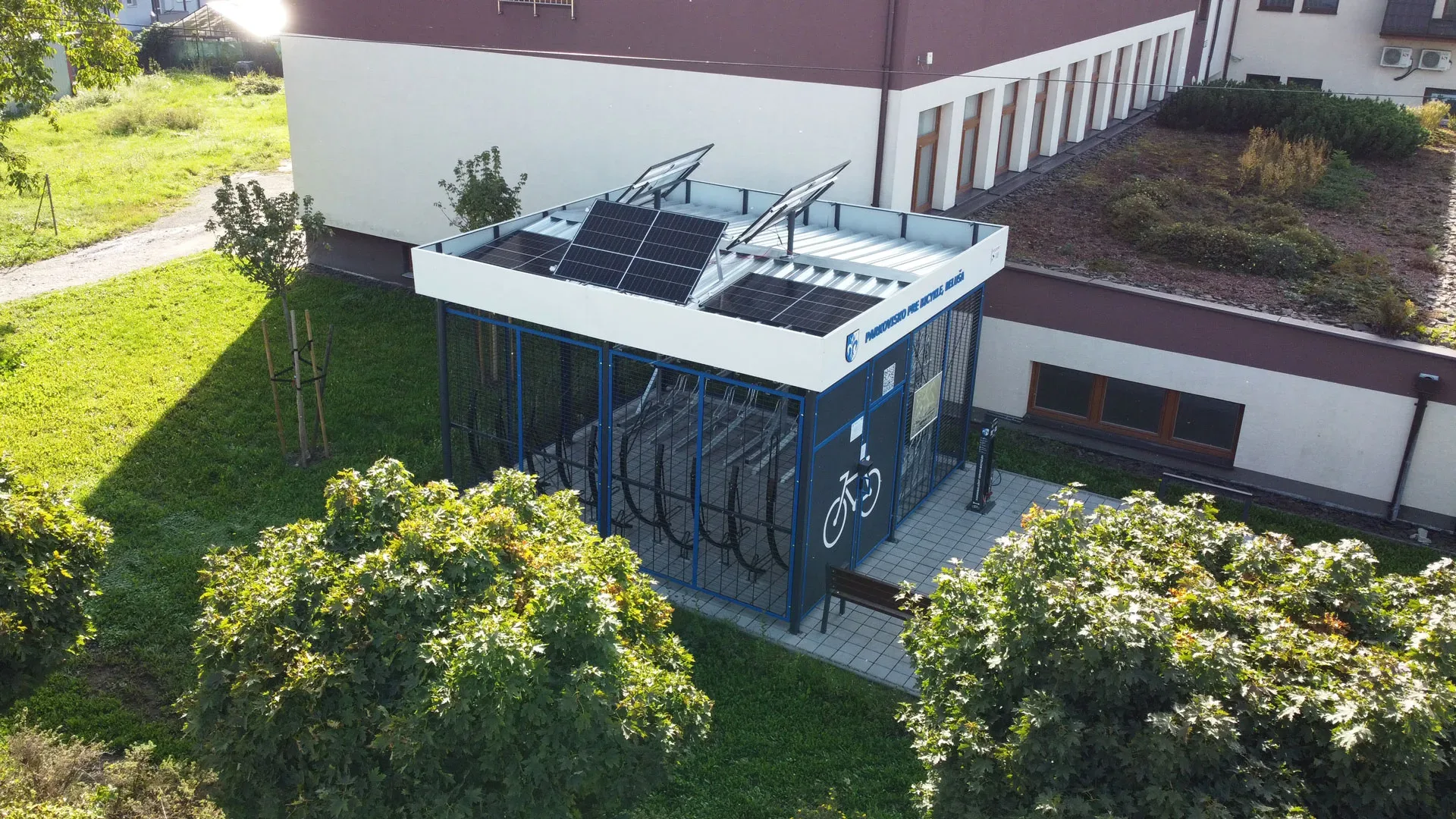 Parkovisko pre bicykle pri bytovom dome – Beluša