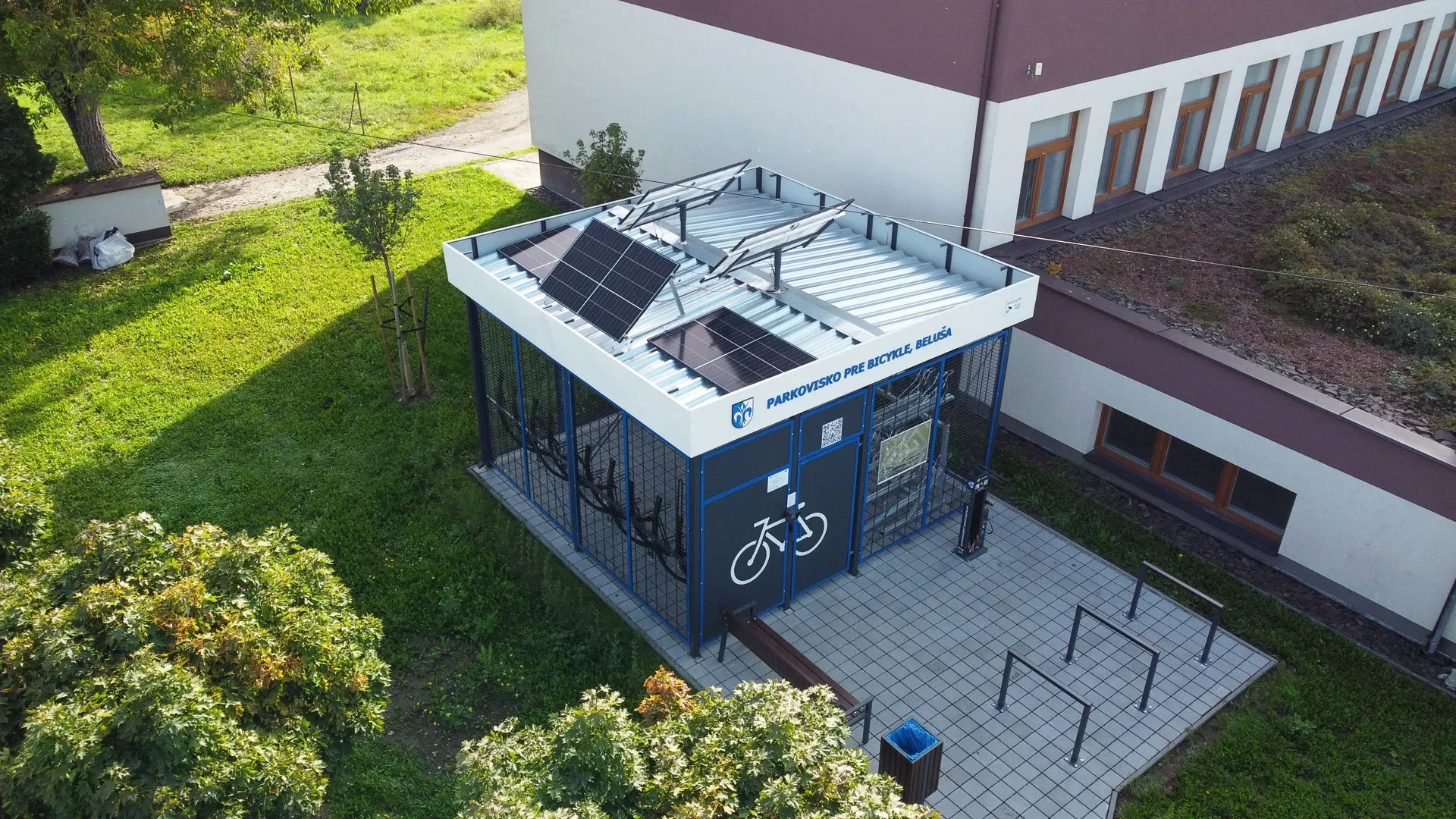 Parkovisko pre bicykle pri bytovom dome – Beluša