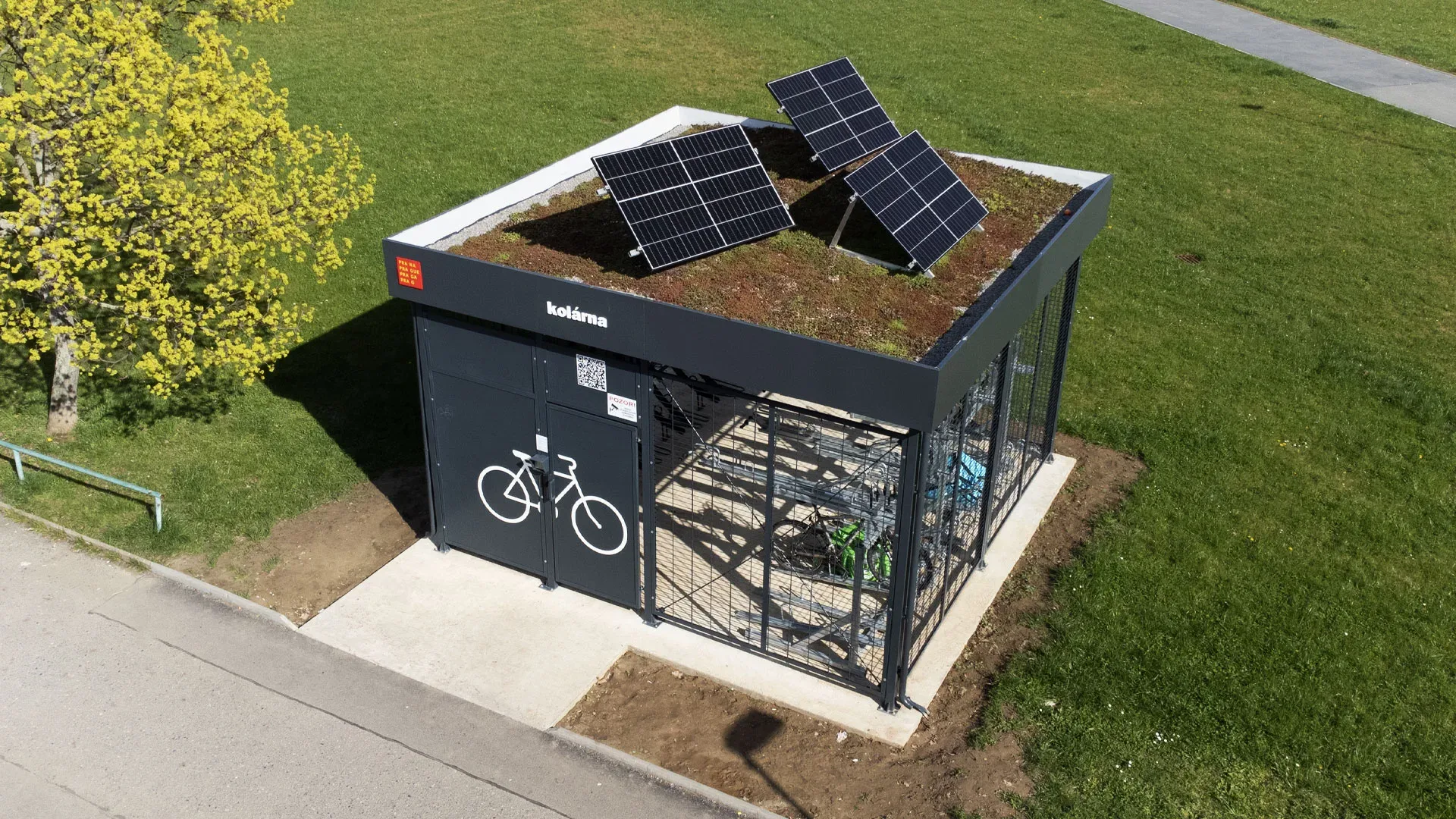 Úschovňa bicyklov so zelenou strechou – Praha – Opatov