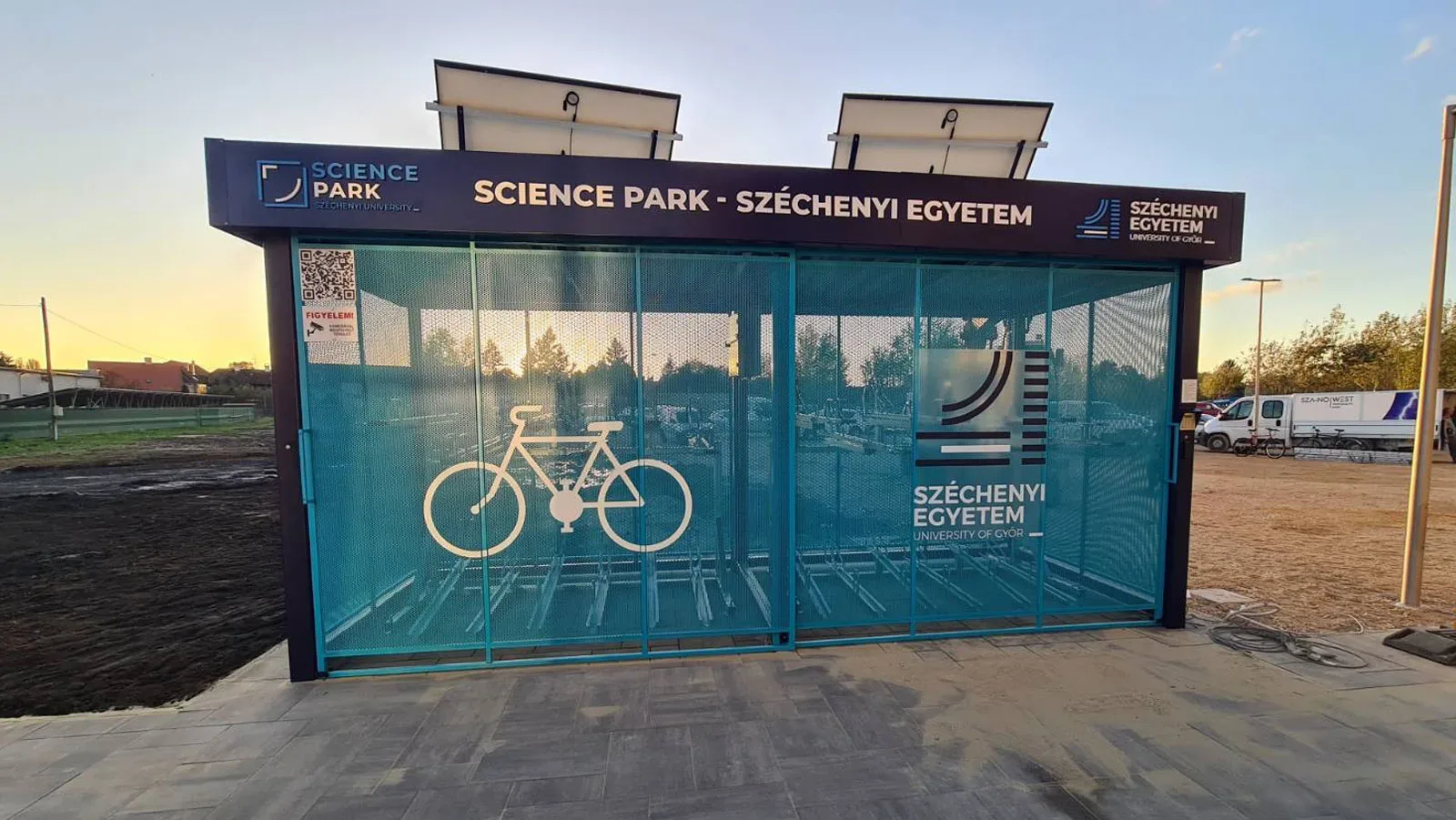 Úschovňa bicyklov v areáli univerzity – Győr – Széchenyi Egyetem