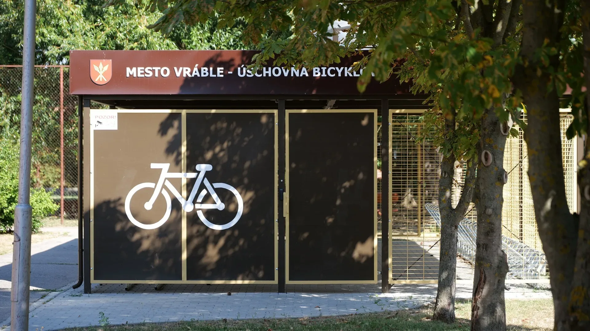 Úschovňa bicyklov v hnedom prevedení – Vráble