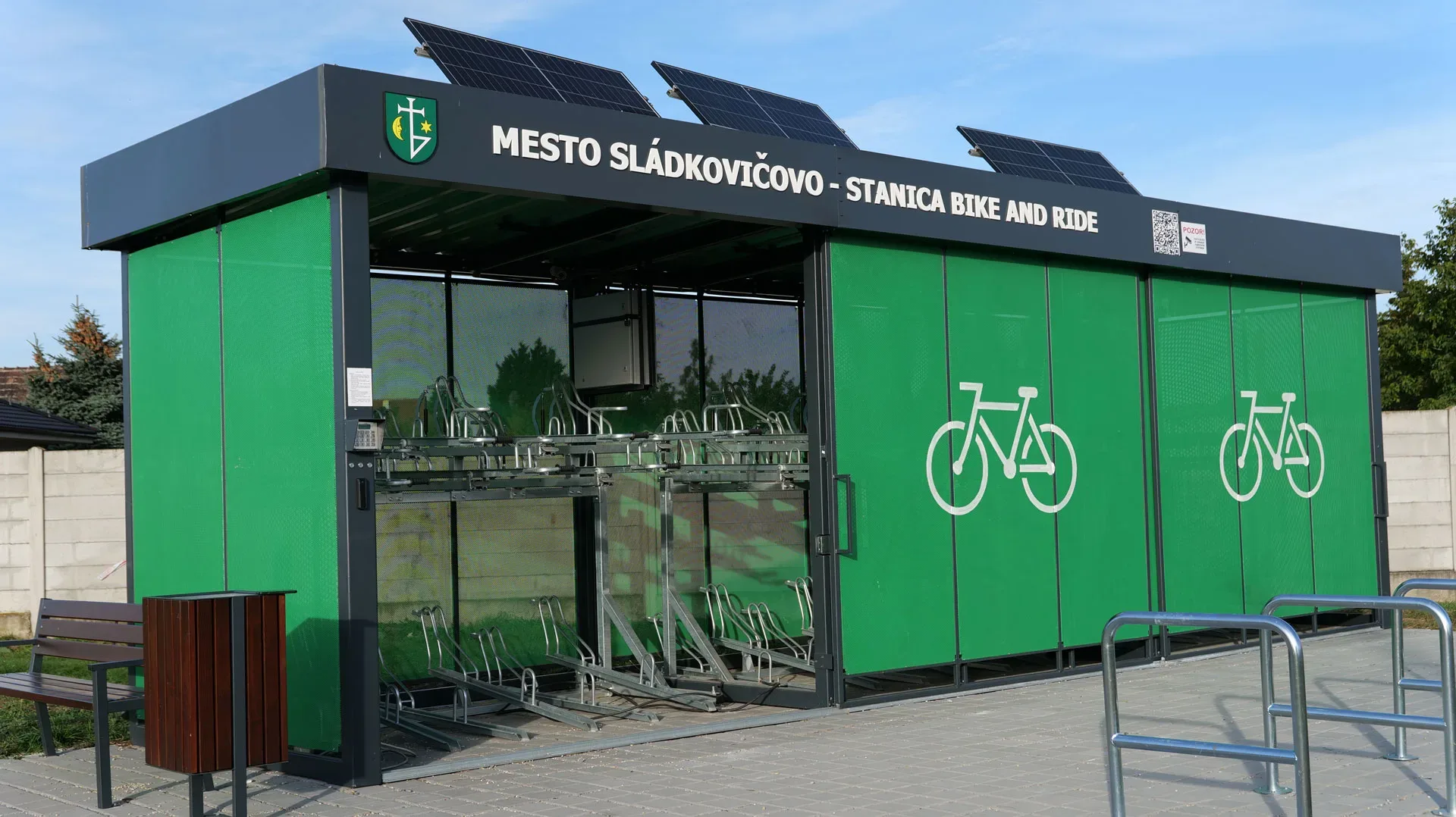 Úschovňa bicyklov vo farbách mesta – Sládkovičovo